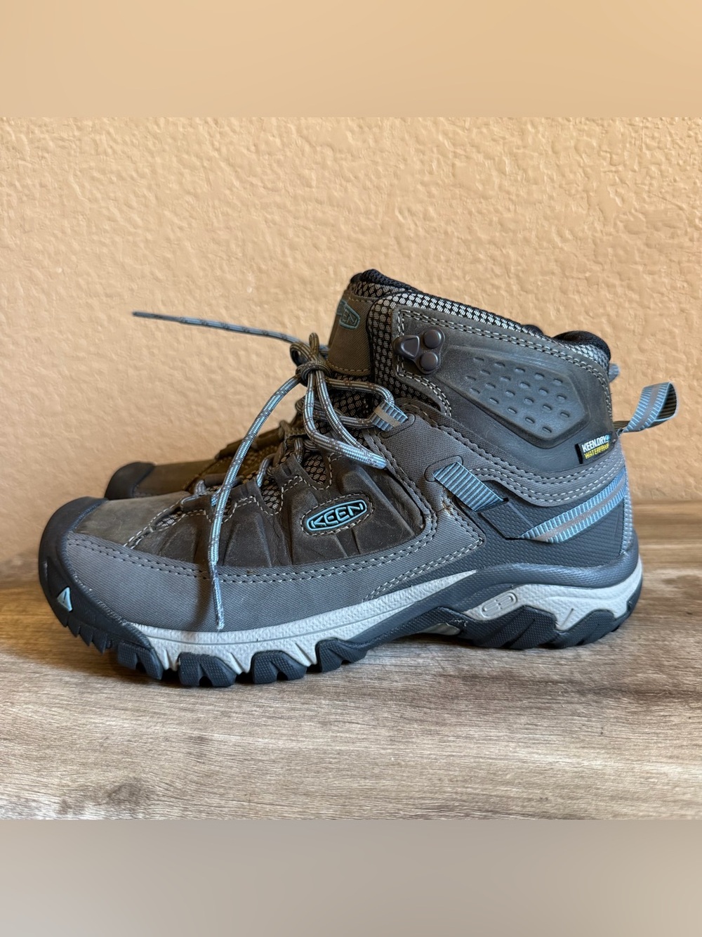 Keen Waterproof Hiking Boots Womens Size 7.5 - Picture 2 of 11
